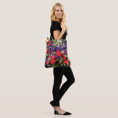 Paarse, rode en witte jaarbloemen tote bag (Op model)