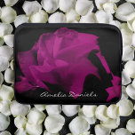 Paarse Roos gepersonaliseerde laptophoes Laptop Sleeve<br><div class="desc">Verhoog uw technische stijl met een vleugje dramatische elegantie. Dit gepersonaliseerde laptop hoesje is voorzien van een prachtig paarse roos op een zwarte achtergrond. Perfect voor degenen die hun laptop willen beschermen terwijl ze een gedurfde verklaring afleggen.</div>