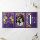 Paarse Royal middeleeuwse leeuw bruiloft drievoudi Drieluik Uitnodiging (Binnen)