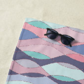 Paarse Roze Aqua Wavy Gepersonaliseerde naam Strandlaken (In situ)