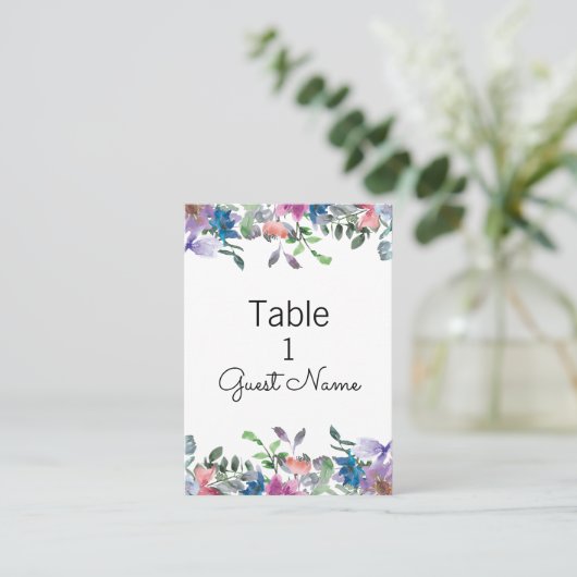 Paarse roze blauwe Waterverf Floral Wedding Guest Plaatskaartje (Staand voorkant)