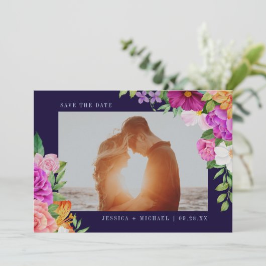 Paarse roze bloemen donkerblauwe botanische bruilo save the date (Staand voorkant)