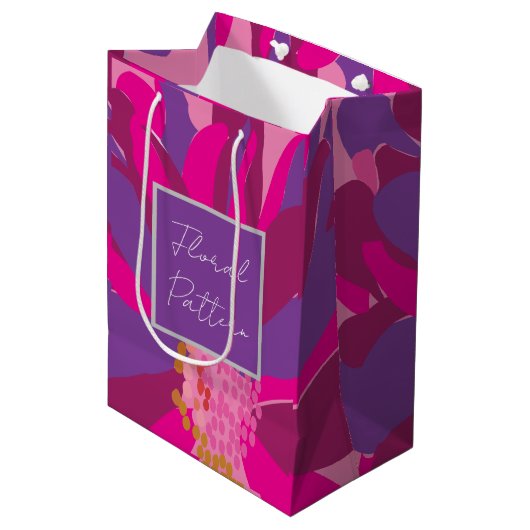 Paarse roze bloemmotief medium cadeauzakje (Voorkant Gekanteld)