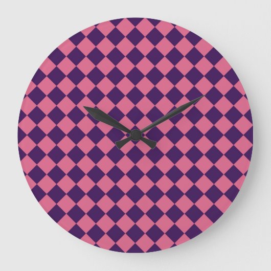 Paarse Roze Checker Diamantpatroon Grote Klok (Voorkant)