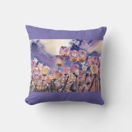 Paarse roze en oranje tulpen kussen