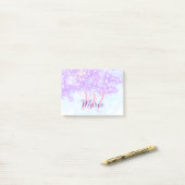 Paarse roze glinster ster monogram voeg letter tek post-it® notes (Op bureau)
