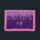 Paarse roze glitter druppelt naam meisje drievoud portemonnee<br><div class="desc">Een diepe paarse achtergrond met elegante paarse faux glitter druppels,  een druppelaar. Roze gekleurde tekst. Pas uw monogram initialen en jouw naam aan en voeg deze toe.</div>