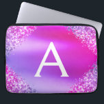 Paarse roze glitter en spaarmonogram laptop sleeve<br><div class="desc">Paarse en roze Faux Glitter en Sparkle Metallic Folie Elegant Monogram Hoesje. Dit hoesje kan worden aangepast om uw initiaal en voornaam te omvatten.</div>