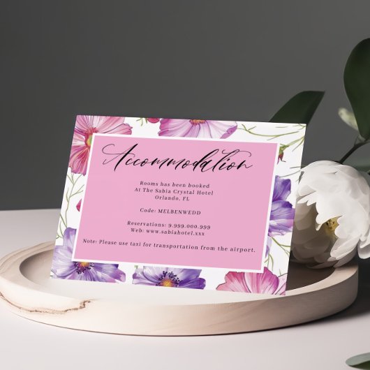 Paarse roze handgeschreven accommodatie informatiekaartje