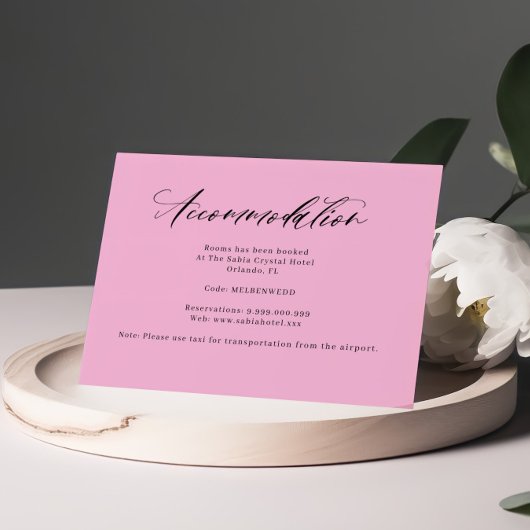 Paarse roze handgeschreven accommodatie informatiekaartje