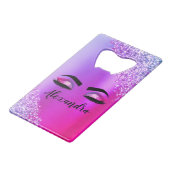 Paarse roze monogram Glitter Eyelashes Modern Creditkaart Flessenopener (Voorkant Gekanteld)
