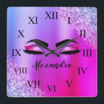 Paarse roze monogram Glitter Eyelashes Modern Vierkante Klok<br><div class="desc">Paarse en Roze Faux Folie Metallic Sparkle Glitter Brushed Metal Monogram Naam en Initiaal Wimpers (Wimpers),  Wimper Extensions en Ogen schattige wandklok. Het ontwerp maakt de perfecte lieve 16 jarige,  bruiloft,  vrijgezellenfeest,  jubileum,  baby shower of vrijgezellenfeest cadeau voor iemand die op zoek is naar een trendy coole stijl.</div>