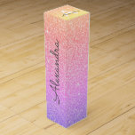 Paarse roze monogram voor glitter en sparkle wijn<br><div class="desc">Goud,  Paars en roze regenboogpasta Ombre Faux Glitter en Sparkle Elegant Wine Gift Box. Deze wijndoos kan worden aangepast om uw initiaal en voornaam te omvatten en maakt een groot verjaardagsfeest,  een verjaardagsfeest,  een vrijgezellenfeest,  een cadeau van het vrijgezellenfeest.</div>