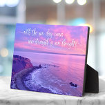 Paarse roze Ocean Sunset Foto Inspirerend Quote Fotoplaat<br><div class="desc">"Met de nieuwe dag komt nieuwe kracht en nieuwe gedachten." Deze dramatische kust van Palos Verdes, Californië, pristine, het klif van het strand op de oceaan, die dicht bij zonsondergang wordt genomen, zorgt voor vrede en eenzaamheid. Een inspirerend citaat in wit calligrafiekmanuscript bedekt de foto. U waardeert alle goede dingen...</div>