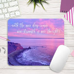 Paarse roze Ocean Sunset Foto Inspirerend Quote Muismat<br><div class="desc">"Met de nieuwe dag komt nieuwe kracht en nieuwe gedachten." Deze dramatische kust van Palos Verdes, Californië, pristine, het klif van het oceaanstrand, dicht bij zonsondergang genomen, zorgt voor rust en eenzaamheid wanneer je deze elegante, fotografische mousepad gebruikt. Een inspirerend citaat in wit calligrafiekmanuscript bedekt de foto. Maakt een groot...</div>
