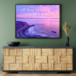 Paarse roze Ocean Sunset Foto Inspirerend Quote Poster<br><div class="desc">"Met de nieuwe dag komt nieuwe kracht en nieuwe gedachten." Deze dramatische kust van Palos Verdes, Californië, pristine, het klif van het strand op de oceaan, die dicht bij zonsondergang wordt genomen, zorgt voor vrede en eenzaamheid. Een inspirerend citaat in wit calligrafiekmanuscript bedekt de foto. Ik waardeer alle goede dingen...</div>