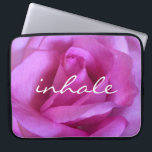 Paarse roze roos foto inhaleren citaat modern vet laptop sleeve<br><div class="desc">Een close-up foto van een levendige paarse-roze roos maakt dat je "de bloemetjes wilt stoppen en ruiken". Ontspan en inhaleer de schoonheid van deze foto wanneer u deze prachtige fotografie neopreen laptophoes gebruikt. Deze laptophoes is verkrijgbaar in drie formaten: 15, 13 en 10 inch. Maakt een geweldig cadeau voor iemand...</div>