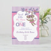 Paarse roze sok aap verjaardagsuitnodiging kaart (Staand voorkant)