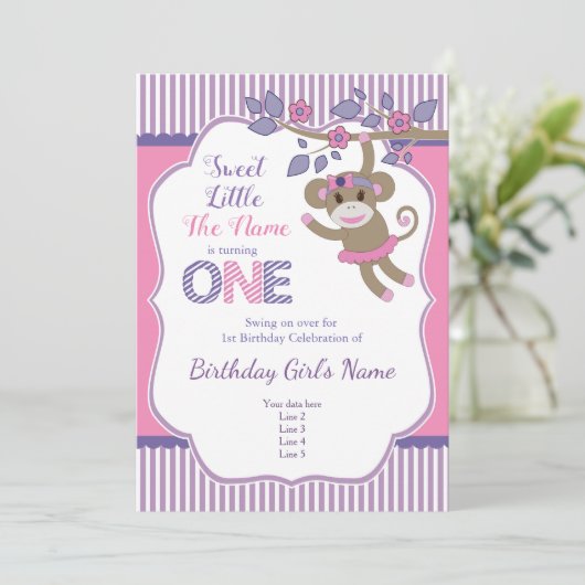 Paarse roze sok aap verjaardagsuitnodiging kaart (Staand voorkant)