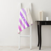 Paarse & Roze Verticale Strepen Monogram Sherpa Deken (In situ)