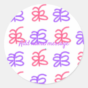 Paarse roze vlinder doodle patroon naam toevoegen ronde sticker
