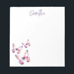 Paarse & Roze Vlinders Custom Notitieblokken<br><div class="desc">Voeg een delicate charme toe aan uw bureau of feestgunsten met dit gepersonaliseerde vlinderkleurige notitieblok, met vlinders met zachte waterverf in de kleuren paars en roze. Uw aangepaste naam verschijnt in trendy paarse script, waardoor het een mooie en functionele accessoire voor alledaagse notities, lijsten, of dank u berichten. Deze notitieblokken...</div>