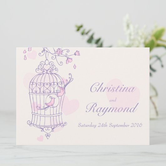 Paarse roze vogels open uitnodiging voor een bruil (Staand voorkant)