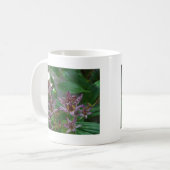 Paarse roze, witte, gestreept orchidee als bloem koffiemok (Voorkant links)