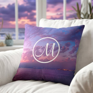 Paarse roze wolken oceaansondergang foto monogram kussen