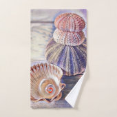 Paarse roze zeeschelpen op houten waterverf bad handdoek (Handdoek)