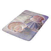 Paarse roze zeeschelpen op houten waterverf badmat (Gekanteld)