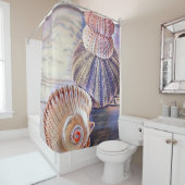Paarse roze zeeschelpen op houten waterverf douchegordijn (In situ)