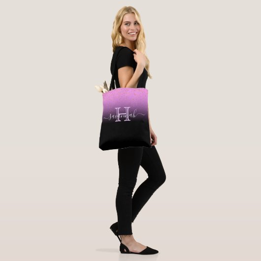 Paarse roze zwarte gradiënt monogram naam chic tote bag (Op model)
