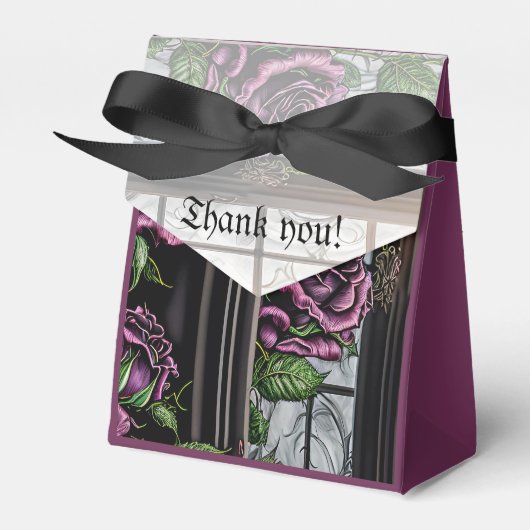 Paarse rozen bij het raam - gotische stijl bruilof bedankdoosjes (Voorkant Zijde)