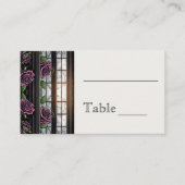 Paarse rozen bij het raam - gotische stijl bruilof plaatskaartje (Voorkant)