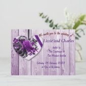Paarse rozen en uitnodiging voor een hartbruiloft (Staand voorkant)