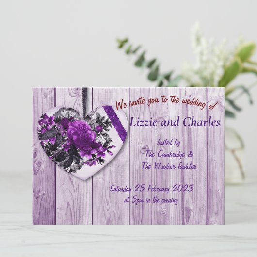 Paarse rozen en uitnodiging voor een hartbruiloft (Staand voorkant)