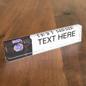 paarse rozen gekleurde bloem tegen donkere achterg naambordje (Zijkant)