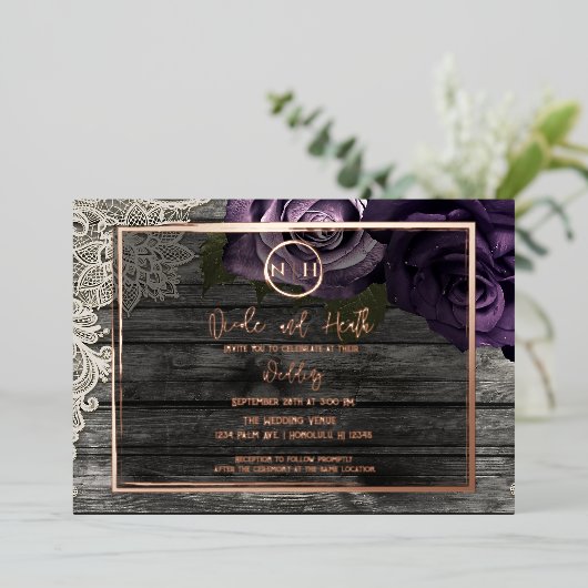 Paarse Rozen Grijs hout en Rustic Wedding Folie Uitnodiging (Staand Voorkant)