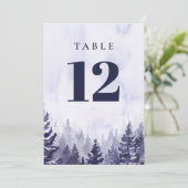Paarse rustieke dennenboom bos tafel nummer kaart (Staand voorkant)