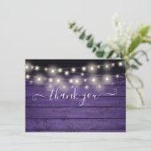 Paarse Rustieke Houten Slingerlichtjes Script Trou Bedankkaart (Staand voorkant)
