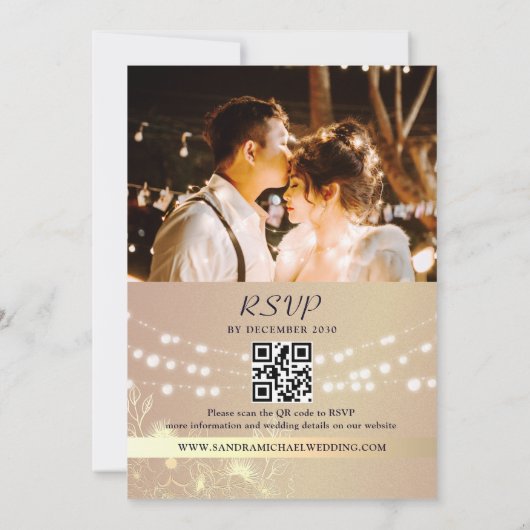 Paarse rustieke houten string verlichting bruiloft kaart (Achterkant)