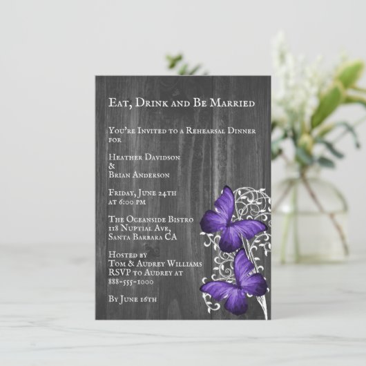 Paarse Rustieke Vlinder Bruiloft Rehearsal Dinner Kaart (Staand voorkant)