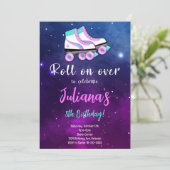 Paarse Schaats rol op verjaardagsuitnodiging Kaart (Staand voorkant)