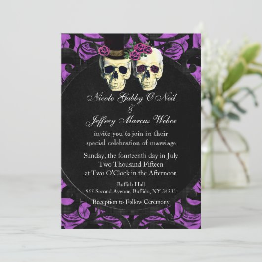 Paarse schedels bruid & bruidegom bruiloft uitnodi kaart (Staand voorkant)