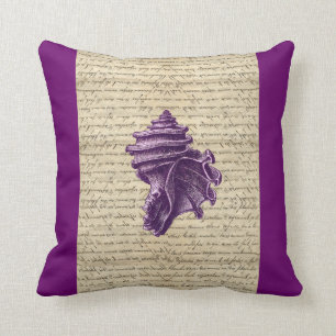 Paarse schelp op  achtergrond kussen