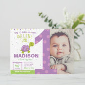 Paarse schildpad eerste uitnodiging op feestdag (Staand voorkant)