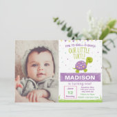 Paarse schildpad verjaardagsuitnodiging met foto kaart (Staand voorkant)