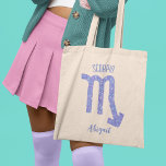 Paarse Scorpio Astrology Sign Personated Tote Bag<br><div class="desc">Deze  paarse en lavender Scorpio canvas tas kenmerkt uw astrologisch teken uit de Zodiac in een prachtige glans zoals de constellaties. Pas dit schattige,  gepersonaliseerde cadeau met jouw naam aan in een mooi cursief script voor iemand met een late verjaardag van oktober of begin november.</div>