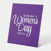 Paarse Script Internationale Vrouwendag 8 maart Reclamebord Met Voetstuk (Voorkant)